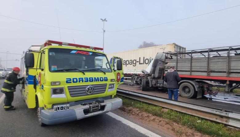 Espectacular accidente entre camiones en ruta 7