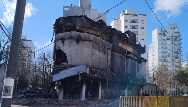 Demolieron el depósito incendiado:los vecinos pueden regresar lentamente a sus hogares