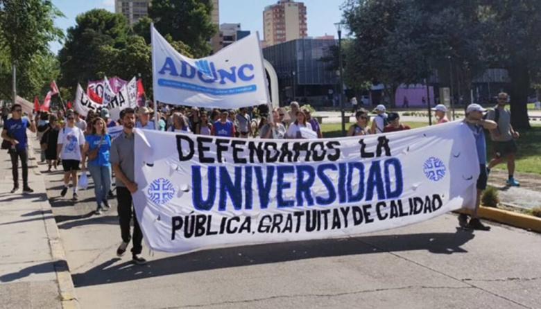 Los docentes universitarios desmintieron el aumento informado por el Gobierno