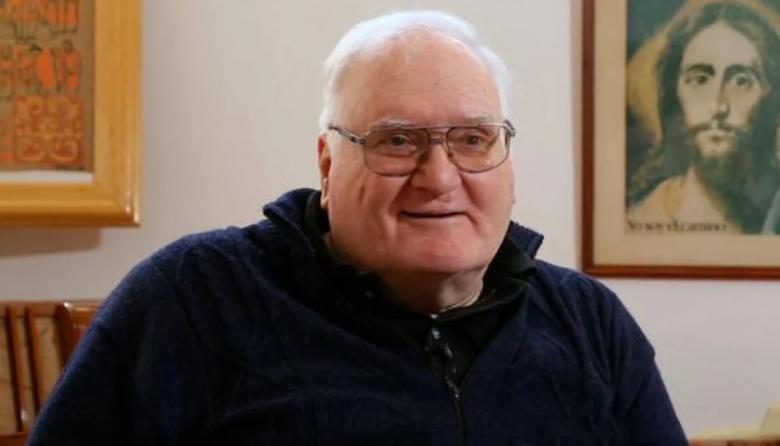 Para el sacerdote de San Cayetano lo que padecen los jubilados "es un genocidio"