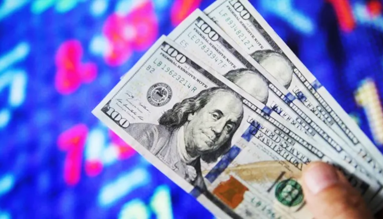 El dólar mayorista quebró por primera vez el techo de la banda e intervino el BCRA