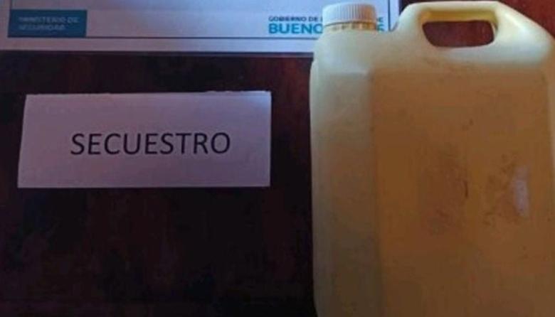 Una adolescente de 16 años fue detenida tras incendiar el auto de su ex con un bidón de nafta