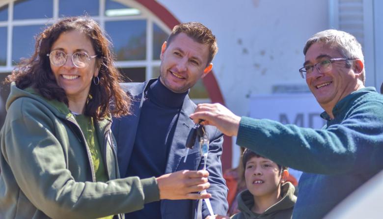 La Escuela Agrotécnica N°1 de Colonia recibió un flamante minibus okm