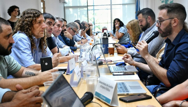 El Gobierno reabre la negociación y convoca a los gremios estatales para mañana, martes 18