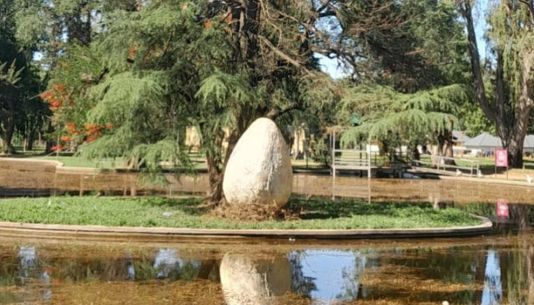 Un misterioso huevo gigante en el parque municipal genera intriga en la población