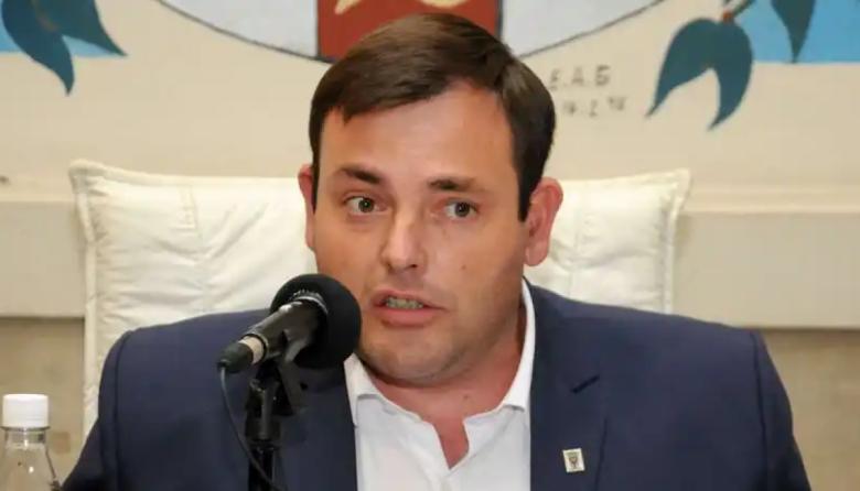 Rojas evalúa aplicar recortes en la planta política y evalúa evaluar la emergencia económica