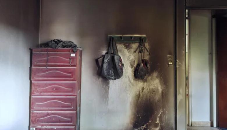 Una cañita voladora le prendió fuego la vivienda