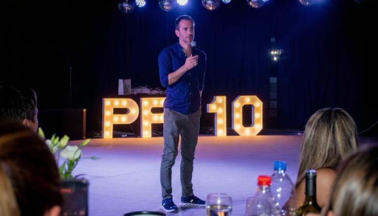 PP festejó su partida tirando la muni por la ventana