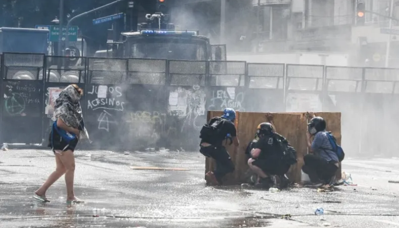 Graves disturbios frente al Congreso durante la marcha contra la reforma laboral