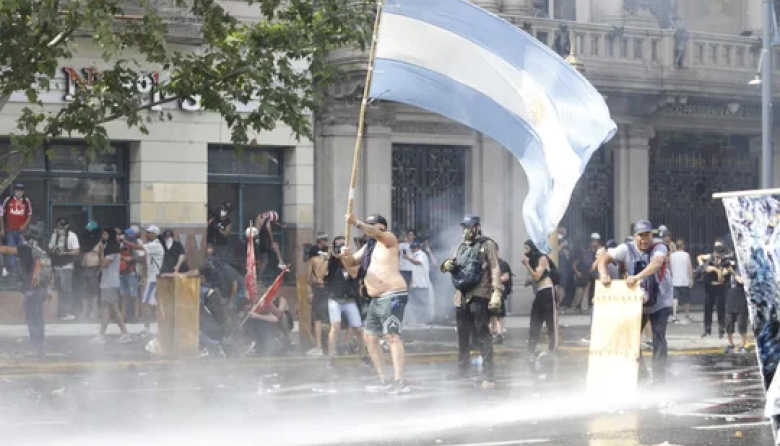 Incidentes por la reforma laboral: gases, explosiones y 37 detenidos en las afueras del Congreso