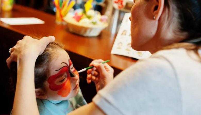 La ANMAT prohibió una serie de maquillajes y perfumes infantiles