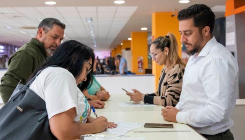 La Provincia pagará un plus a los estatales a cuenta de aumentos ...