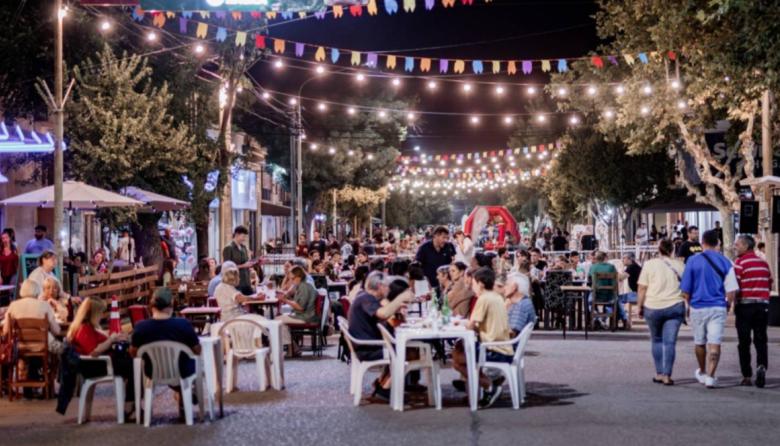 La calle Mitre peatonal, un éxito de público en Los Toldos