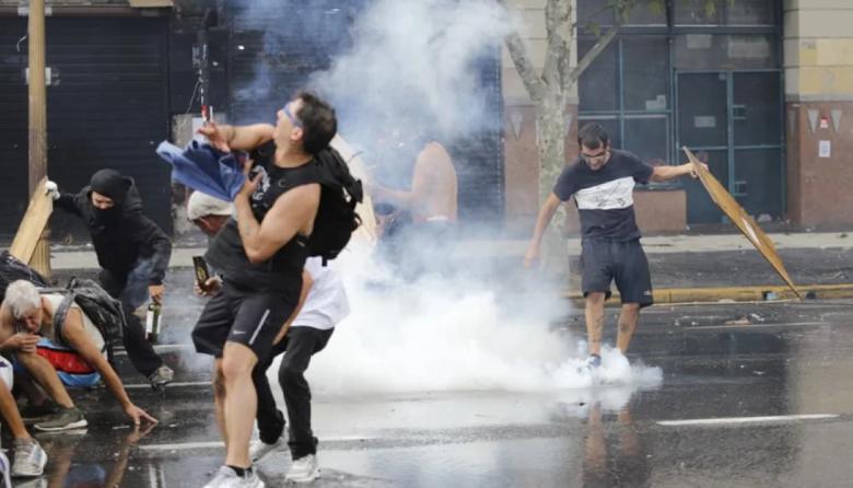 “Son delincuentes organizados y se les acabó la joda”: la reacción del Gobierno ante los incidentes