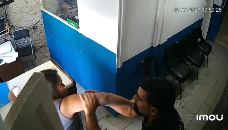 "Andá a lavarte el or..": echaron a un policía por agredir a una mujer que quiso hacer una denuncia