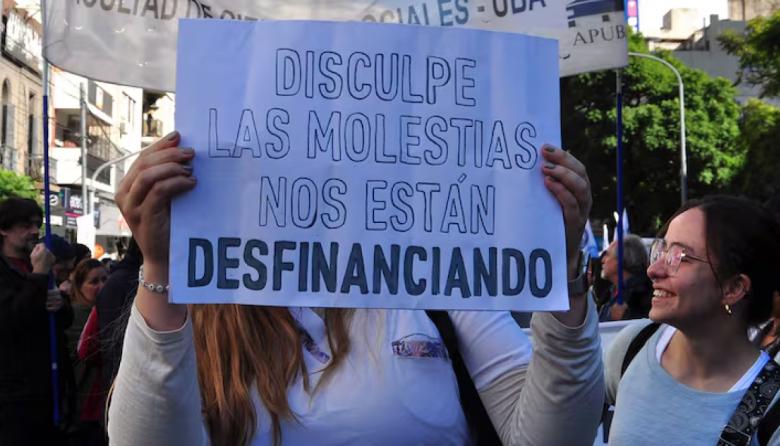  Ministros con sueldos duplicados, universidades con presupuesto recortado: el ajuste que baja a las aulas