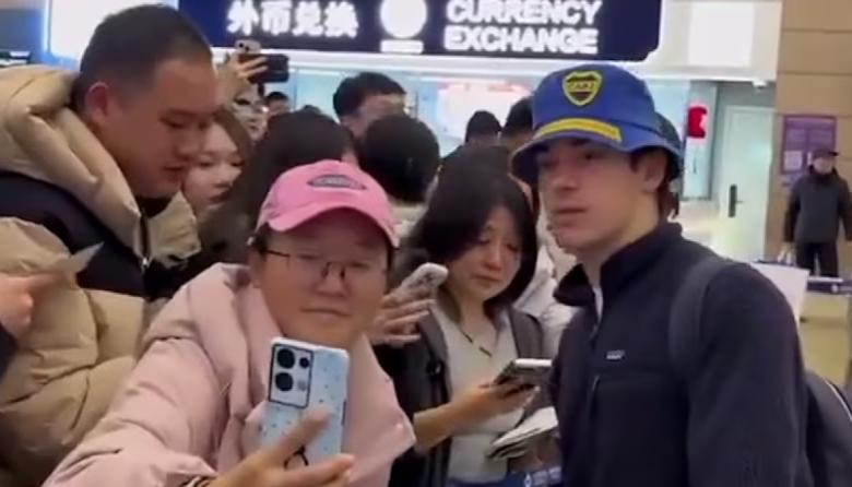 Furor por Colapinto en su llegada a China