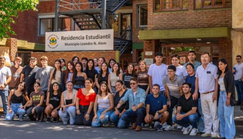 Ferraris entregó las llaves a los nuevos estudiantes de la residencia de Alem en Junín
