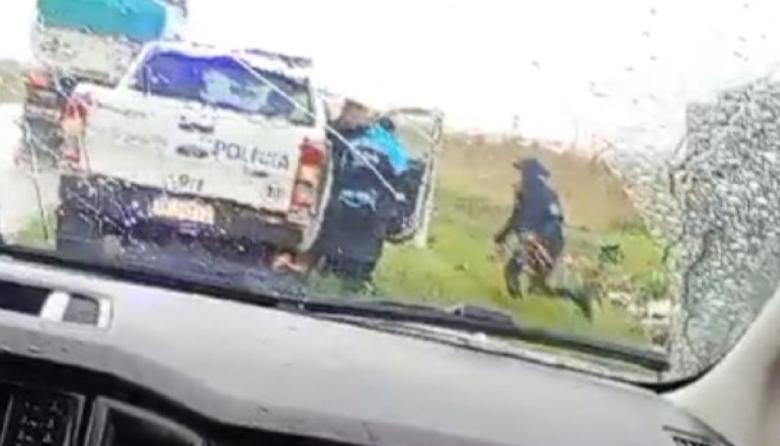 Escándalo en Pergamino: Filmaron a policías guardándose bebidas de un camión que volcó en la Ruta 188