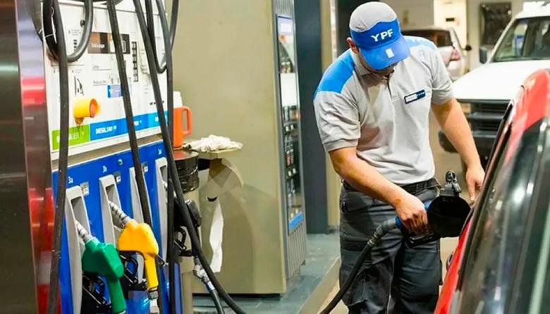 El precio de la nafta sube 20% en marzo por la guerra en Medio Oriente, pero el 19% son impuestos argentinos