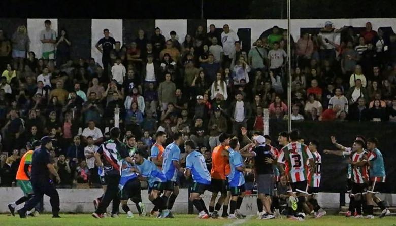 Una batalla campal suspendió la final entre Defensa y Ambos Mundos