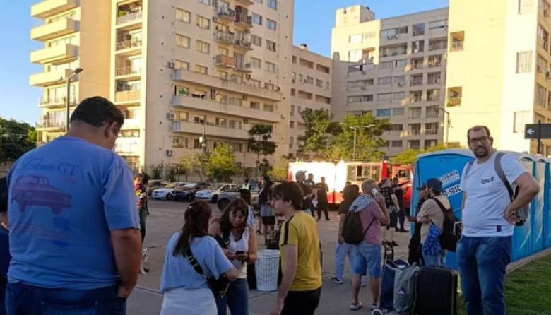 Evacúan a los habitantes del complejo de viviendas de Parque Patricios por un posible colapso