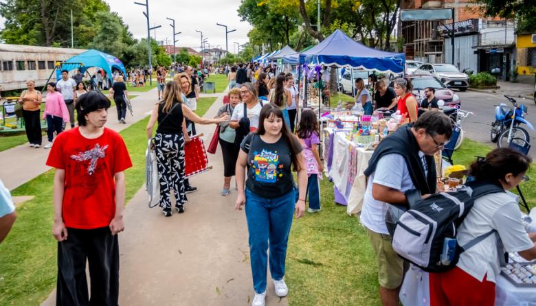 Feria Emprendedora de mujeres trabajadoras en el parque lineal