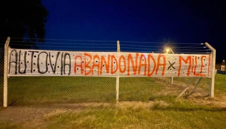 Pasacalles contra Milei en la Ruta 7 por el abandono de la Autovía