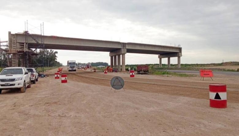 La obra de la autopista sobre la Ruta 5 quedó paralizada y despidieron a casi todo el personal