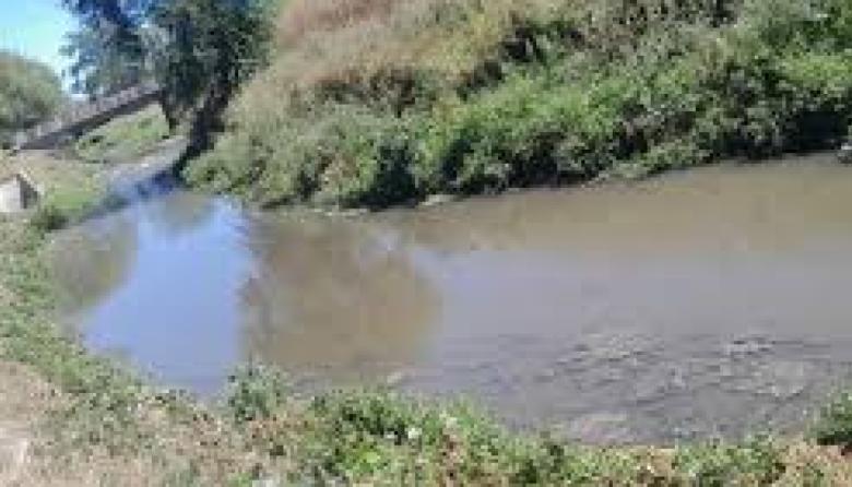 Exploran estrategias para remover microplásticos en arroyos bonaerenses
