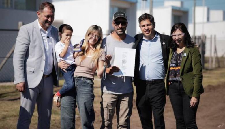 Kicillof entregó 38 viviendas a familias de Lincoln