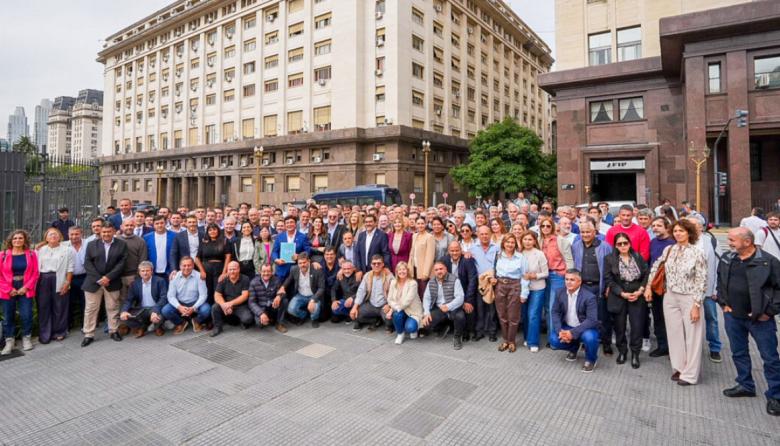 Ministros de Kicillof y 150 intendentes reclamaron a Caputo que baje la nafta y reactive obras