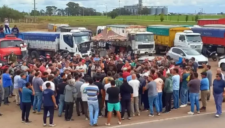 Transportistas de granos protestan en más de 50 puntos del país por la actualización de tarifas