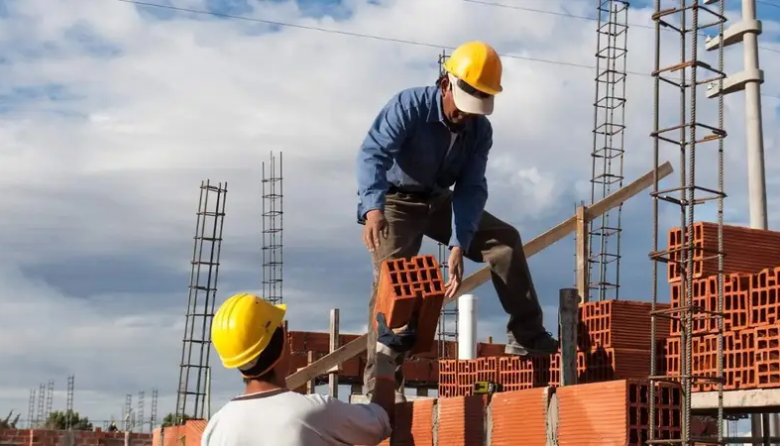 El modelo es la precarización: con la informalidad laboral en 43%, avanza la renta privada