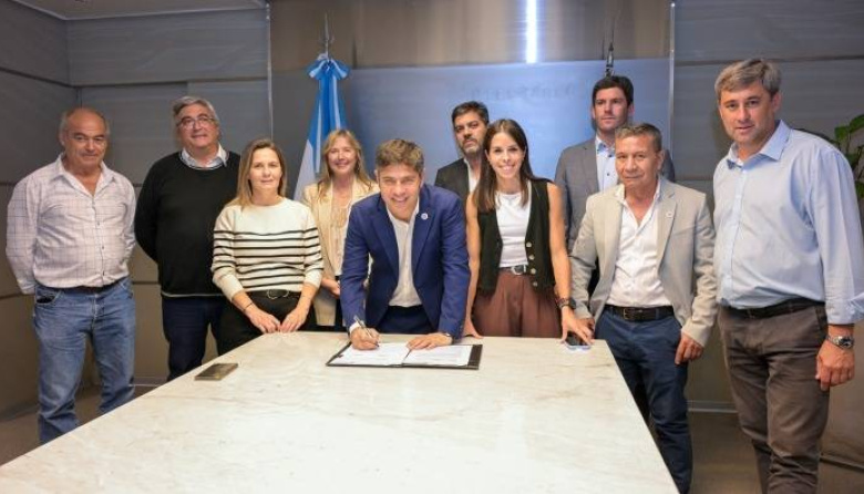 Gentile y Pugnaloni firmaron planes de caminos rurales con Kicillof