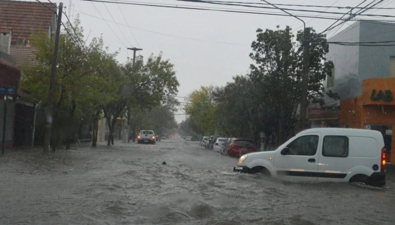 Un fuerte temporal anegó Santa Rosa y pidieron a los vecinos resguardarse en sus hogares