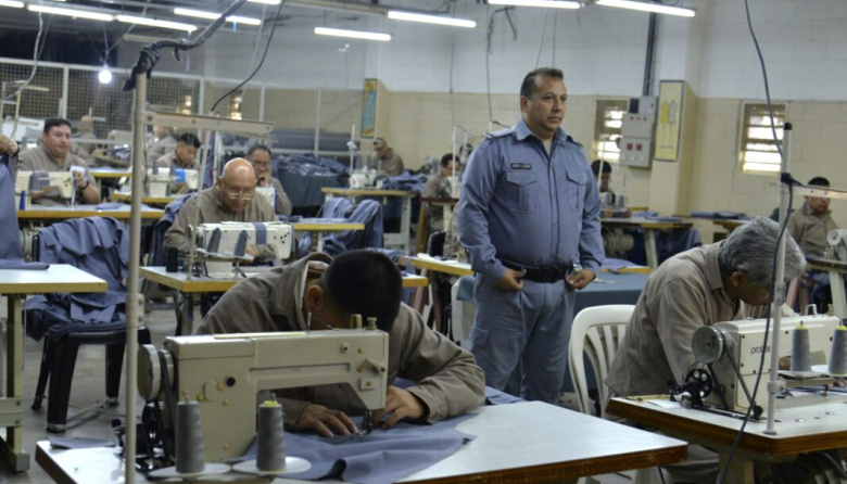 Autorizan el bloqueo de celulares en las cárceles federales