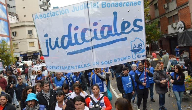 Protesta de trabajadores judiciales contra la Corte bonaerense