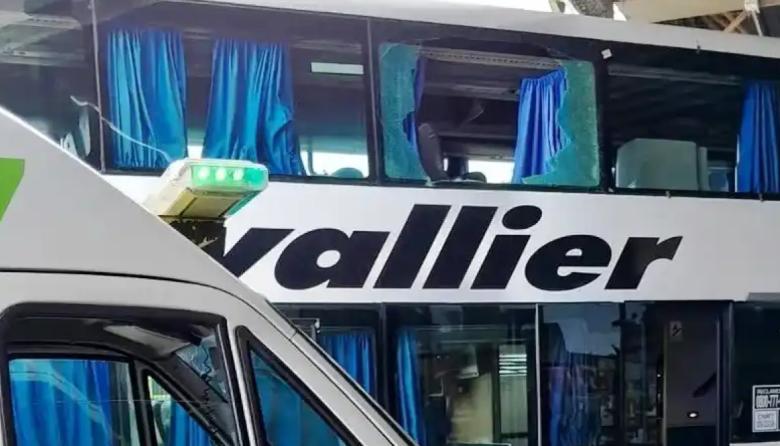 Pánico a bordo: un micro fue atacado a piedrazos en Pergamino