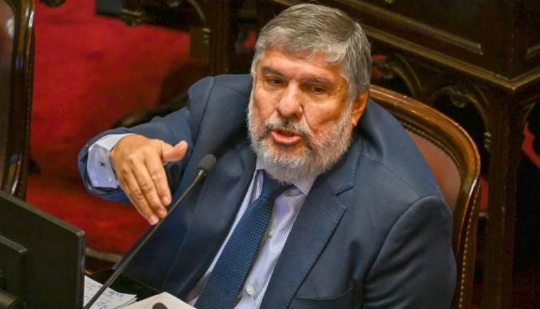 Mayans exige abrir juicio político contra Milei: “No entiende un carajo y está pirado”