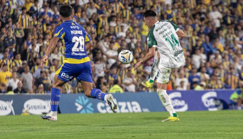 En el cierre del partido y con polémica, Sarmiento perdió con Central y complicó su ingreso a los play off