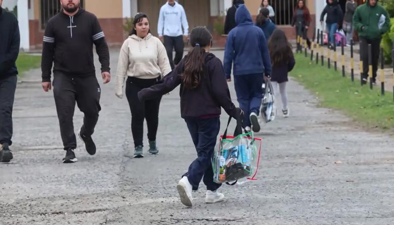 Al colegio con mochilas transparentes y bolsas de compras
