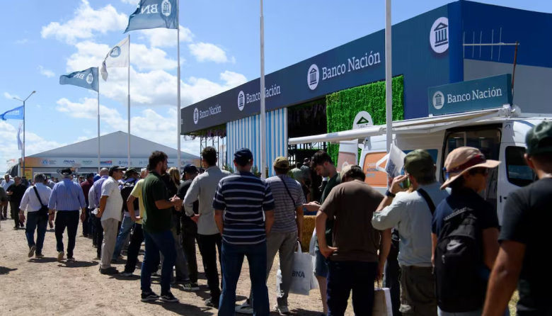 Impulsan una ley para limitar a 30 minutos la espera en bancos y empresas públicas