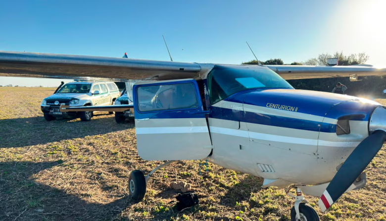 Incautaron otro avión repleto de cocaína en Santa Fe: Autos quemados y gendarme herido