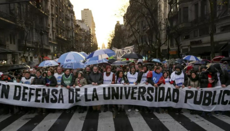 Milei cumple, las universidades agonizan