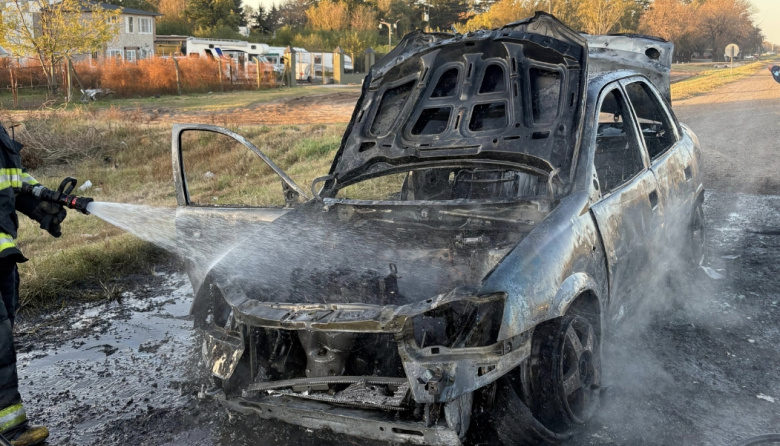 Un Chevrolet Corsa se incendió en la Ruta 188 y las pérdidas fueron totales
