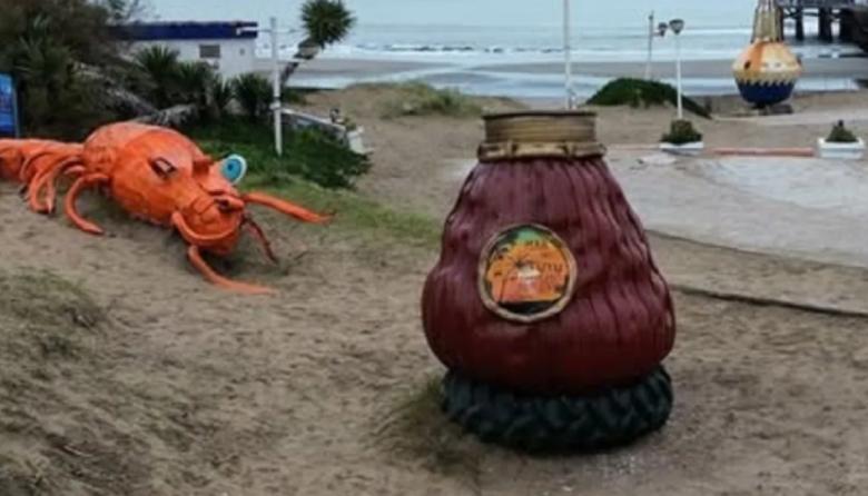 Mar del Tuyú: Robaron la bombilla del emblemático mate gigante y estalló la bronca
