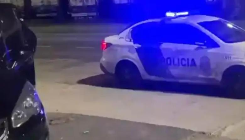 Feroz tiroteo en Pergamino terminó con un policía herido y el robo de un patrullero