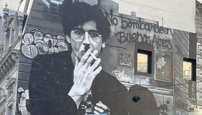 Un enorme mural de Charly García transforma la esquina de Corrientes y Callao