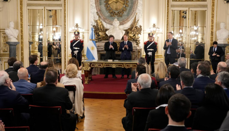Con un abrazo de Milei y Adorni y presencia de Petrecca, Santilli asumió la Jefatura de Gabinete